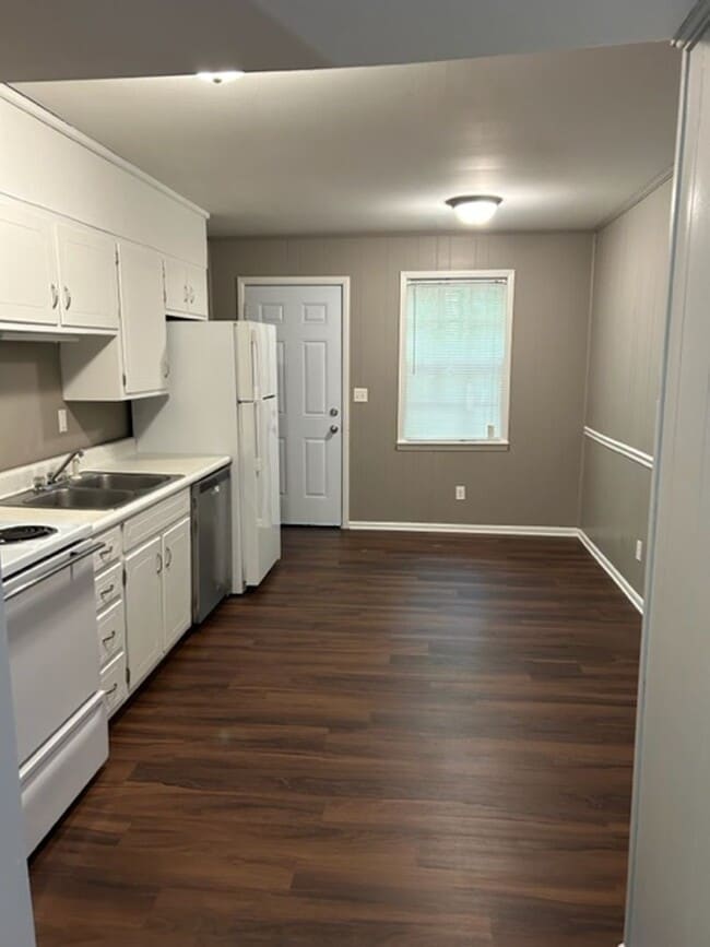 Building Photo - COMING SOON! MOVE IN SPECIAL- $0 SECURITY ...