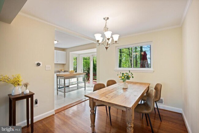 Building Photo - 7101 Larrlyn Dr