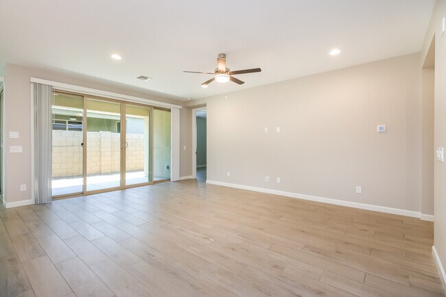Foto del edificio - 9765 E Solstice Ave
