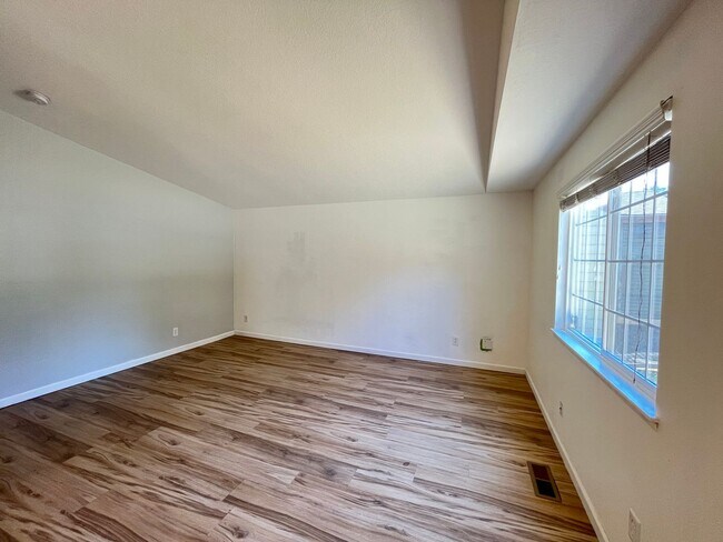 Foto del edificio - This Adorable 3 Bed / 2.5 Bath Ranch Style Homes Offers A Large Backyard and Beautiful Natural Li...