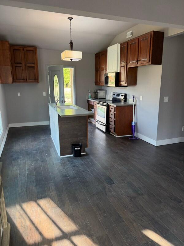 Foto del edificio - 821 Everett Springs Rd