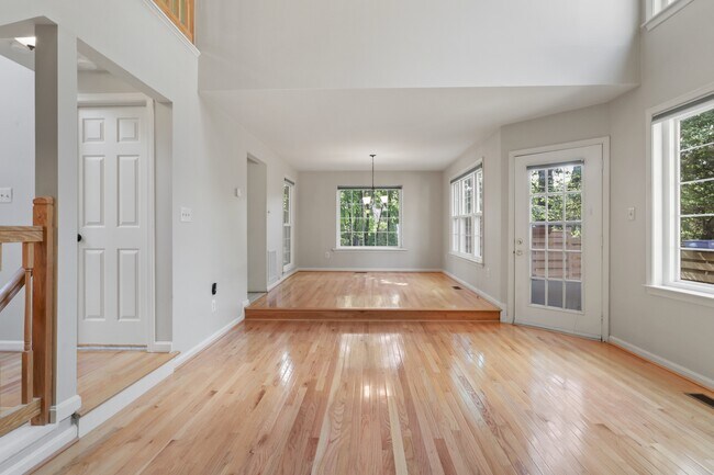 Building Photo - 1503 Deer Point Way