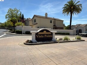 Building Photo - 910 Vista Pointe Dr