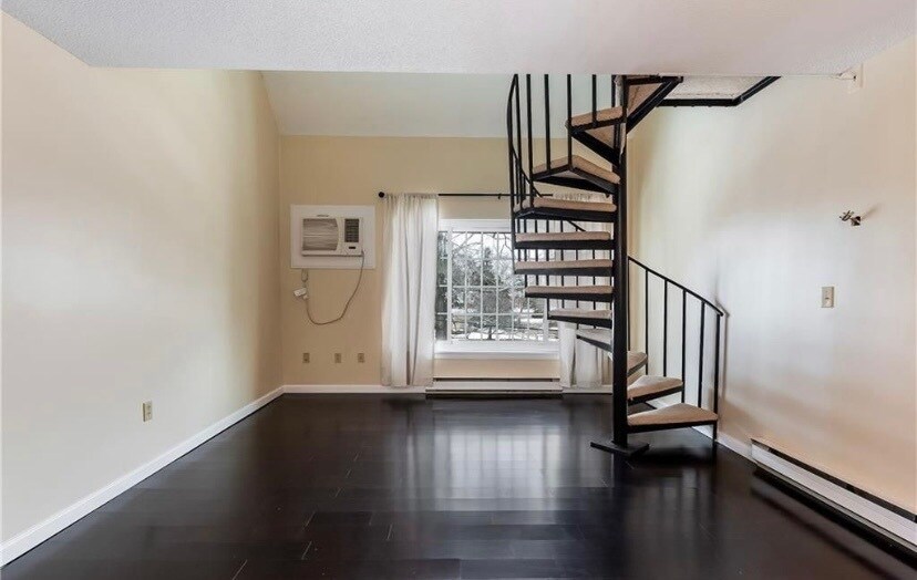 Primary Photo - 183 Loomis Dr