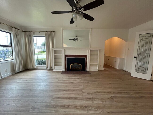 Building Photo - 2BR/ 1BA House In South Salinas