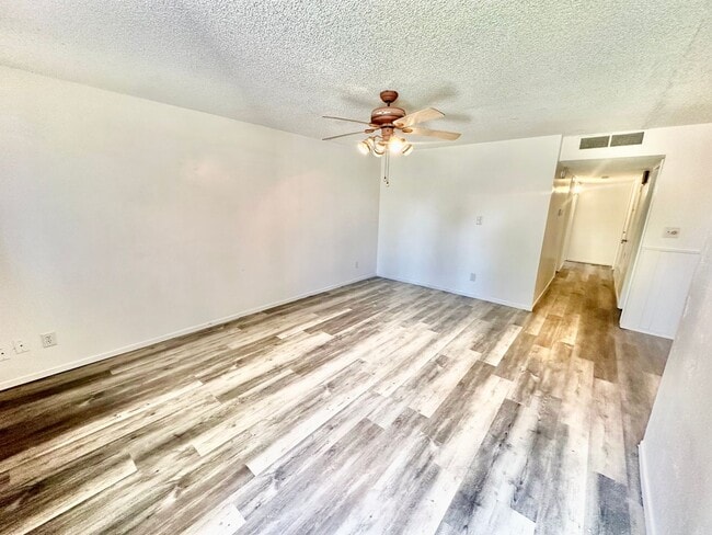 Building Photo - Nicely Updated 3/2 in Tulare