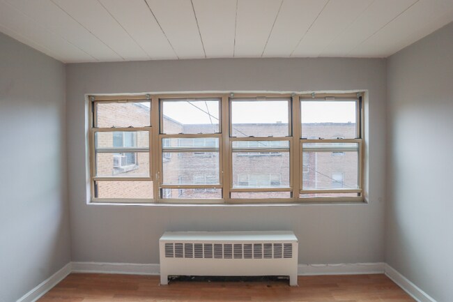 Building Photo - 5653 N Christiana Ave
