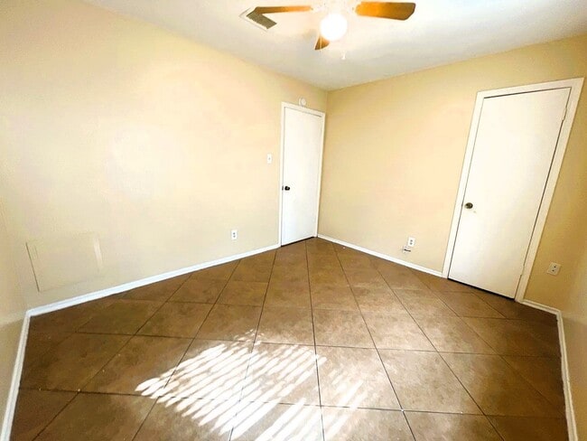 Building Photo - 5615 Lynngate Dr