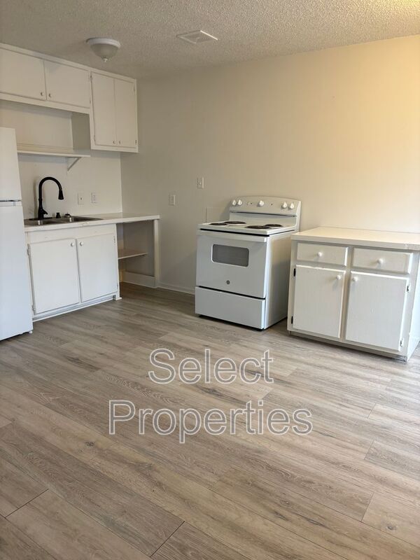 Building Photo - 2102 Clark St