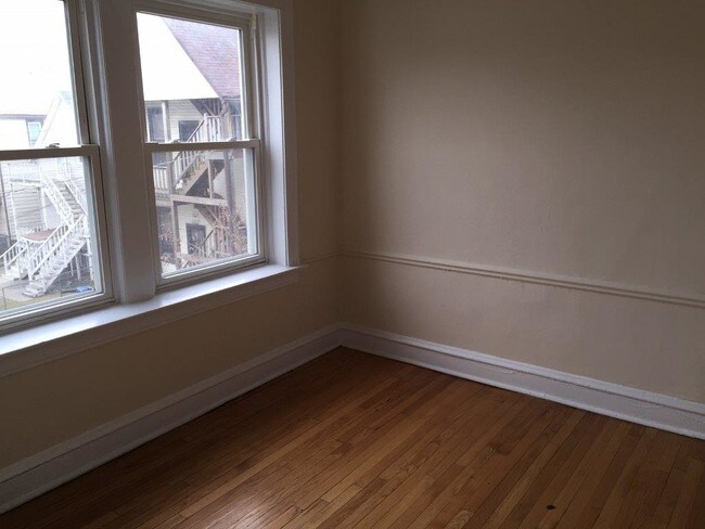Building Photo - Fantastic 1BR w/Heat!  75th Kenwood