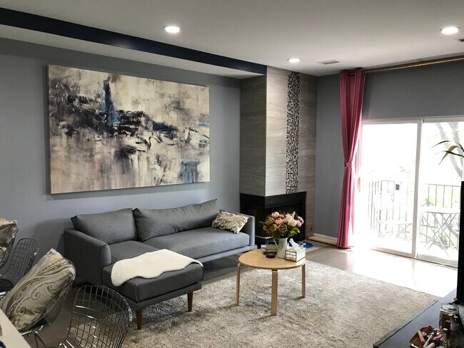 Living room - 2524 W Bloomingdale Ave