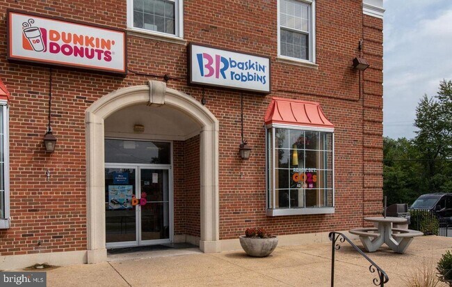 Foto del edificio - 6514 Potomac Ave