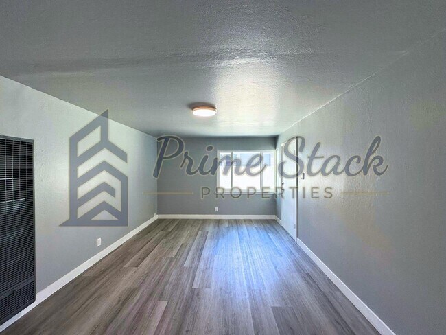 Building Photo - 743 Miller St