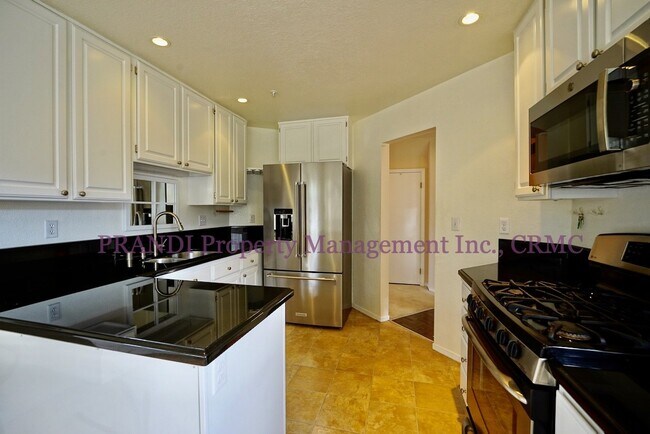Foto del edificio - Spacious Corner Unit Townhome with Garage ...