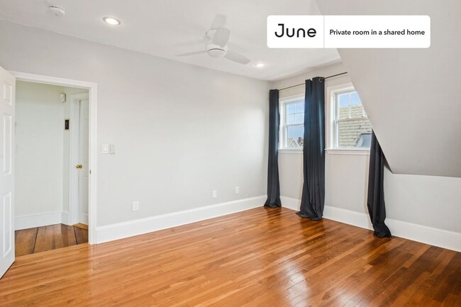 Building Photo - Private bedroom in 3 bed/2.5 bath Home