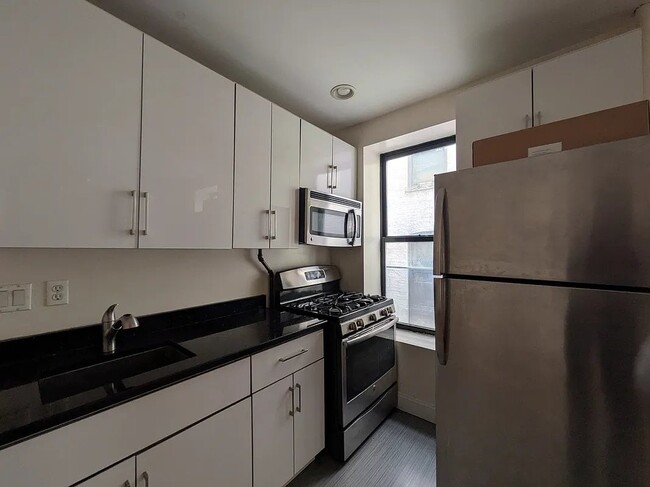 Building Photo - 537 W 158th St