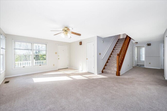 Foto del edificio - Oversized House in Point of Rocks for Lease