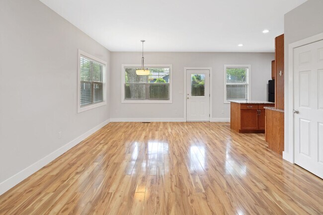 Building Photo - Modern Kenilworth Home