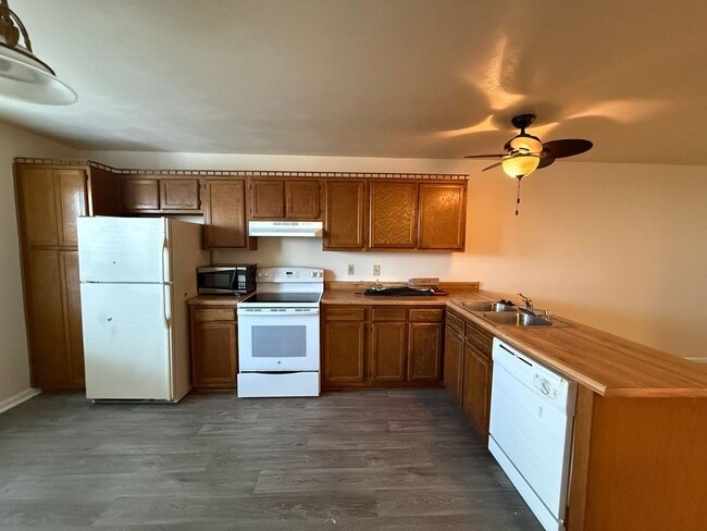 Foto del edificio - 2BR/2BA Beachside Condo – Close to Naval Base, Dining & Shopping