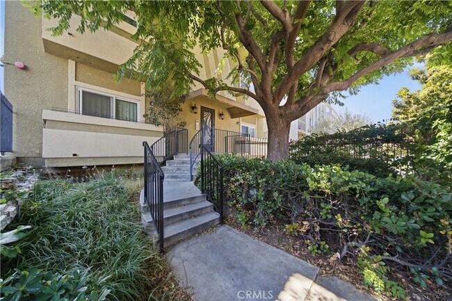 Foto del edificio - 1554 N Hobart Blvd