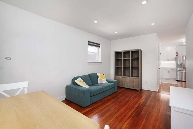 Building Photo - 3038 Kingsbridge Terrace