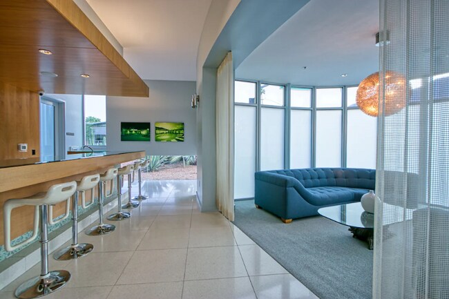 Foto del edificio - 1020 E Palm Canyon Dr