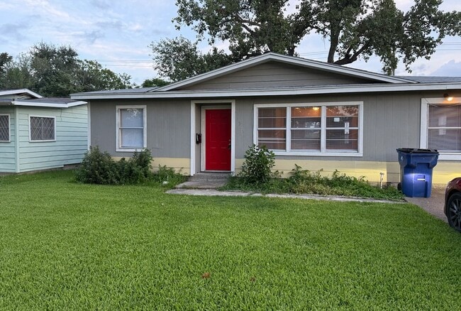 Building Photo - 1525 Wayside Dr