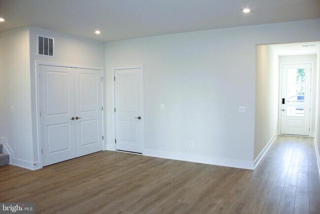 Building Photo - 139 Heyford Dr