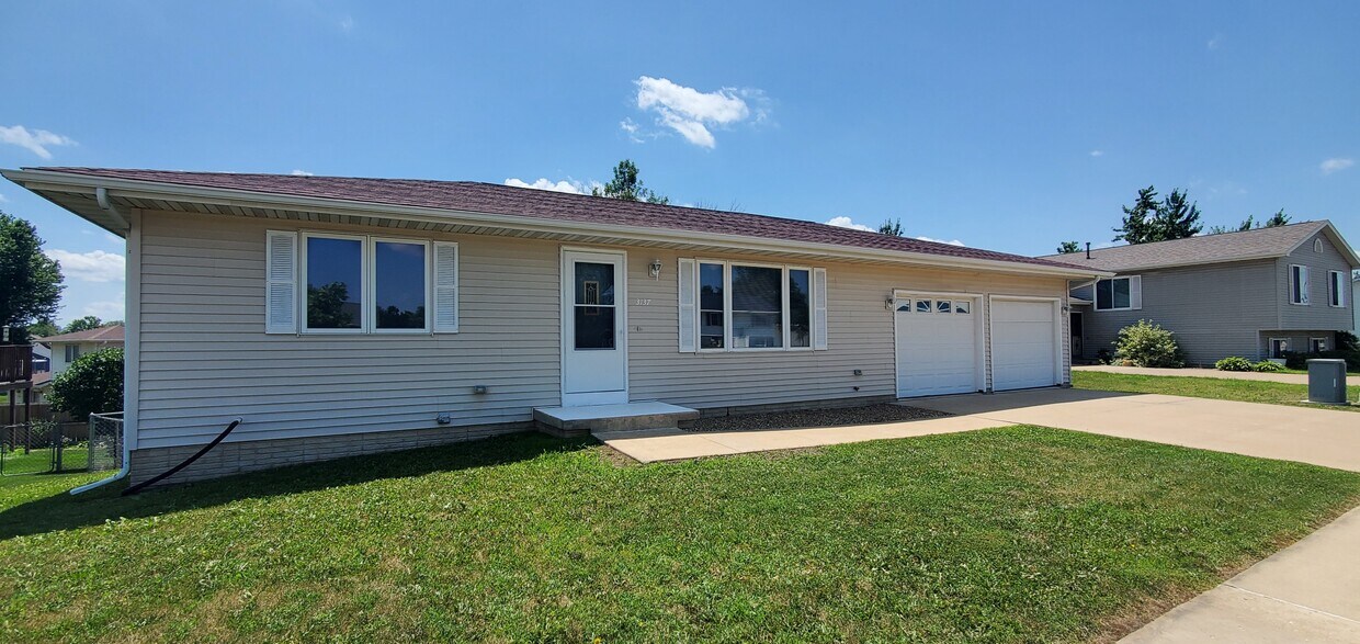 Foto principal - 3731 33rd Ave SW