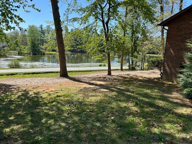Lago privado al otro lado de la calle, terraza trasera privada - 115 Wakefield Dr