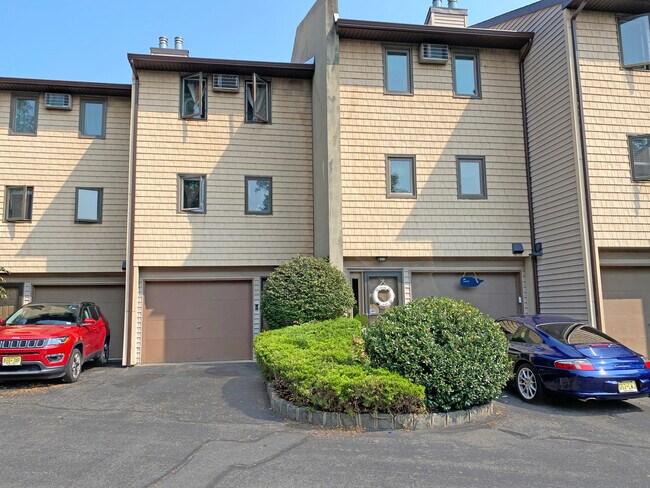 Building Photo - 164 Linden Ave