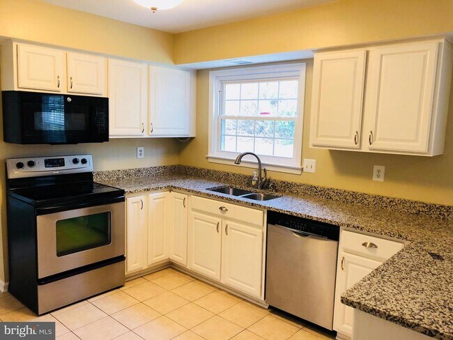 Foto del edificio - 15860 Montview Dr