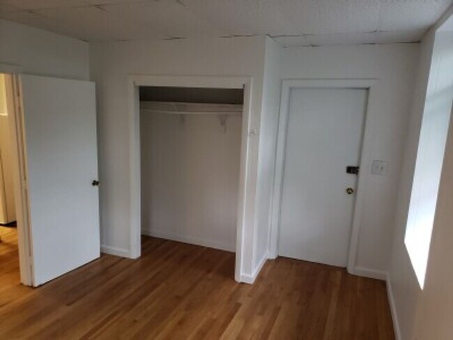 Building Photo - Classy 3-bed in the Heart of West Newton