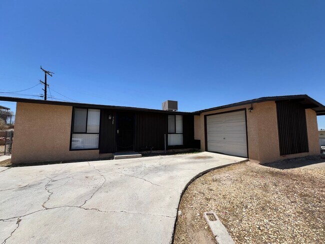 Building Photo - 3 Bedroom 2 Bathroom House with 1 Car Garage