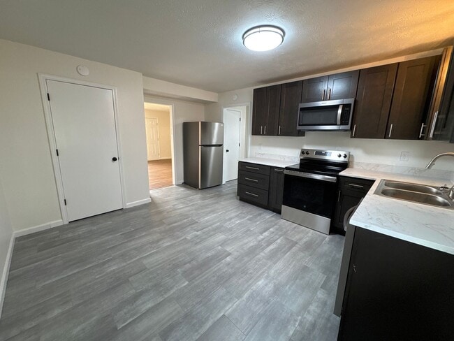 Building Photo - Lakeview Drive