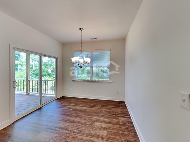 Building Photo - 5265 Valley Dr