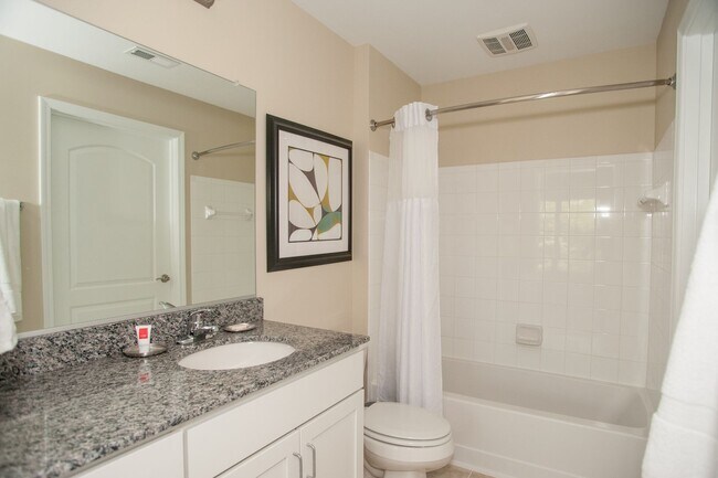 Foto del edificio - 3 Bedroom Townhouse at the Woodlands - END UNIT * only $500 deposit - End Unit