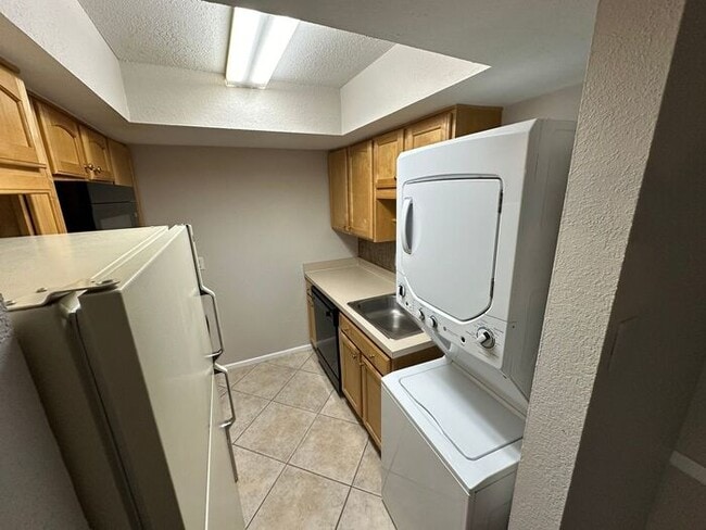 Building Photo - COZY 2 Bedroom/1.5 Bathroom 2nd Floor Condo!!