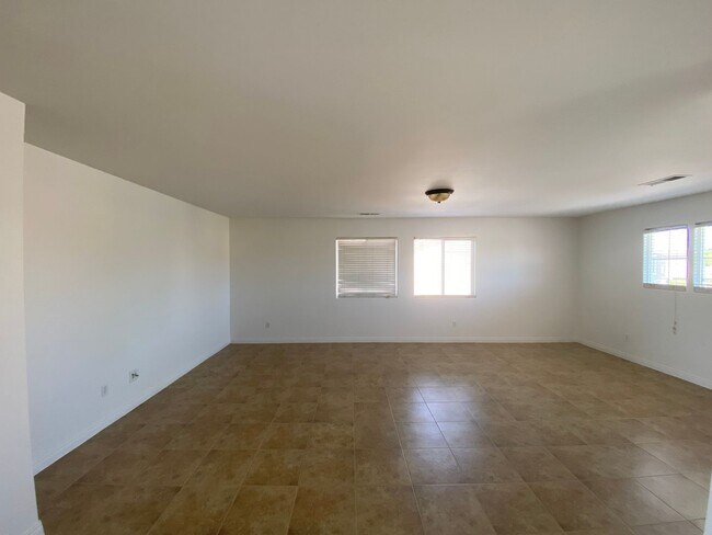 Building Photo - Luxurious 4 BD 2.5 BA with a 100k Pool and...