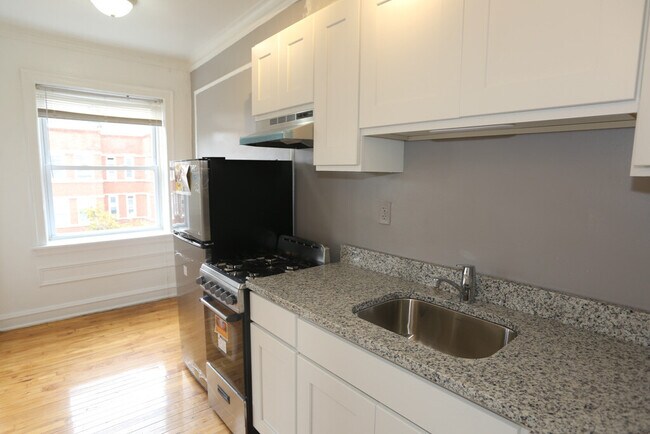 Building Photo - 5516 N Kenmore Ave