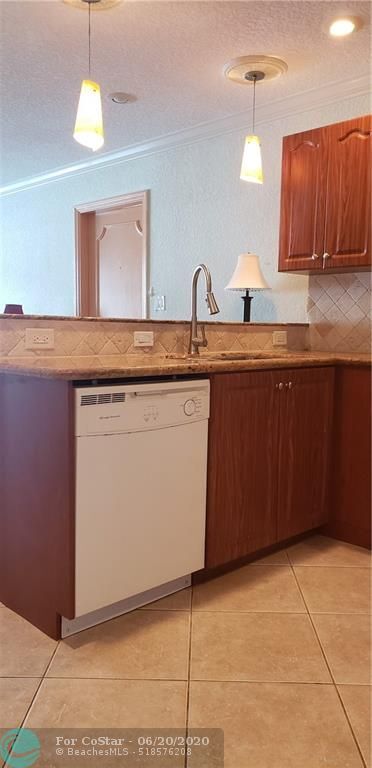 Building Photo - 3051 NE 47th Ct