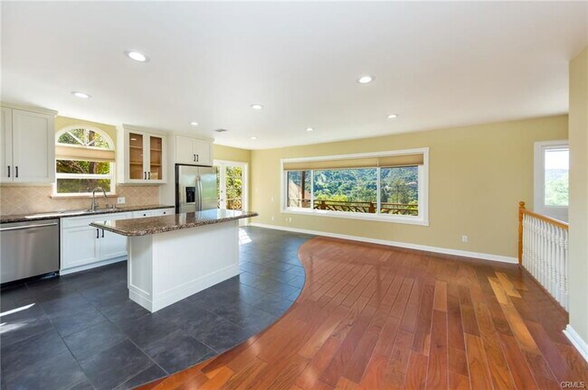 Building Photo - 1731 Golf Club Dr
