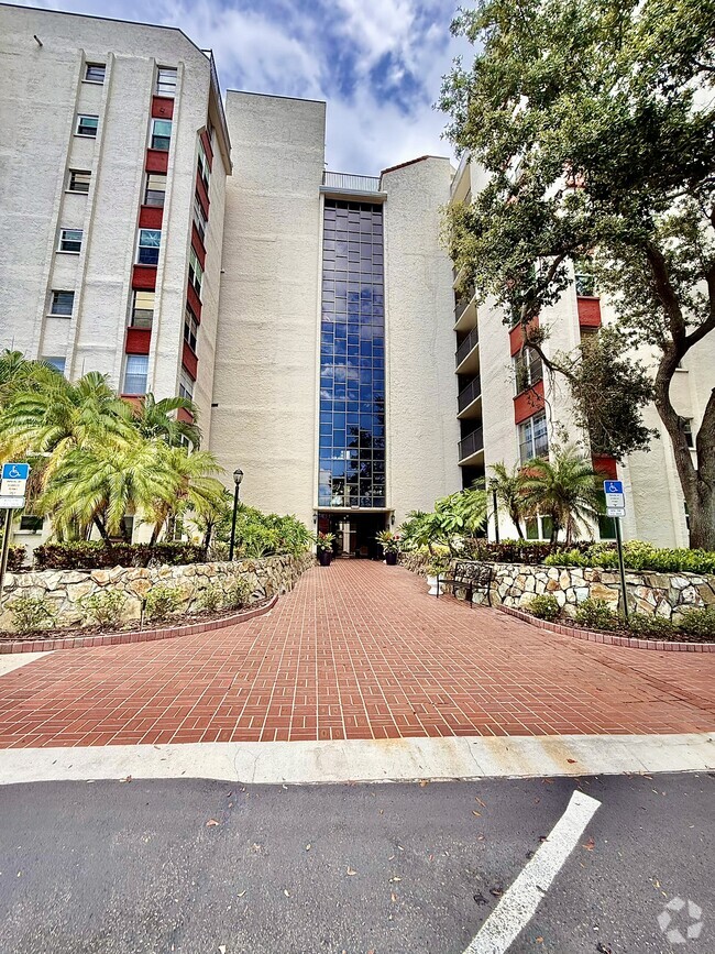 Building Photo - 2699 Seville Blvd