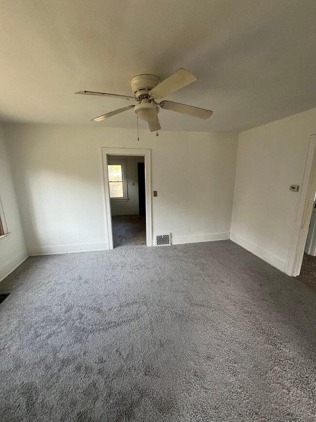 Building Photo - 3 Bedroom Single-Family Home – Freshly Upd...