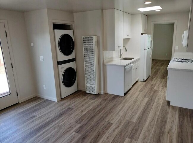 Building Photo - Single Family Home!