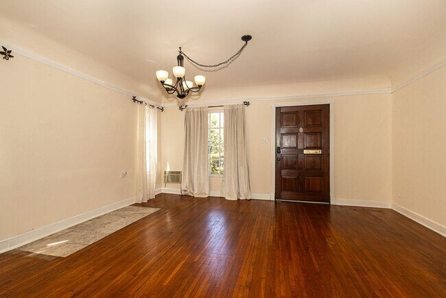 Foto del edificio - Warm & Welcoming Home Near Melrose with Room to Live, Work & Create
