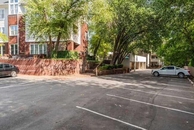 Foto del edificio - 2719 Selwyn Ave