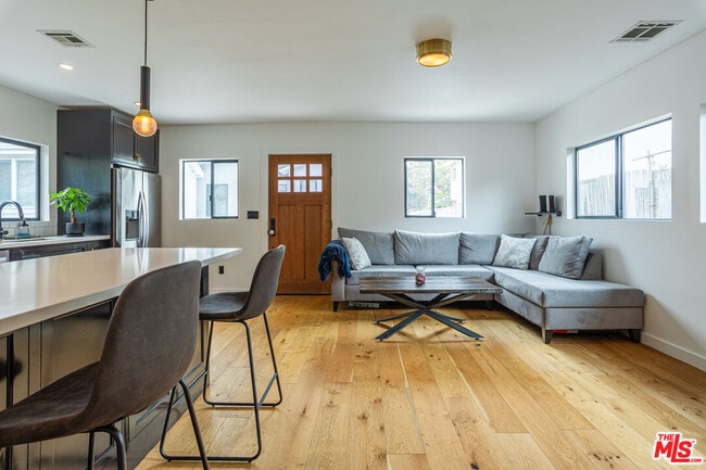 Foto del edificio - 2241 1/2 Harwood St