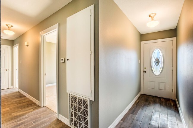 Foto del edificio - 2420 Friar Tuck Ln