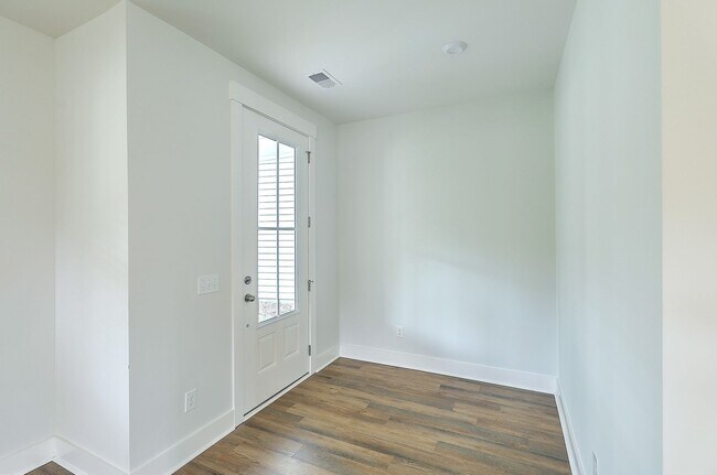 Building Photo - Modern Elegance in Park Circle: Stunning 2...